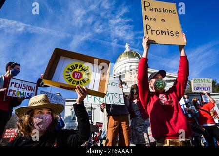 Demonstration von Lehrern aus Vermont, um gegen Änderungen ihrer öffentlich finanzierten Pensionspläne zu protestieren, Vermont State House, Montpelier, VT, USA. Stockfoto