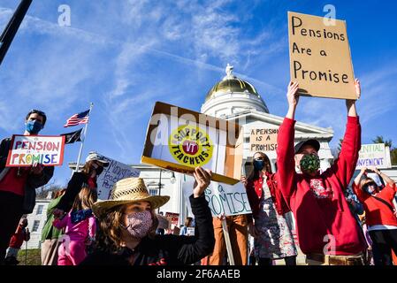 Demonstration von Lehrern aus Vermont, um gegen Änderungen ihrer öffentlich finanzierten Pensionspläne zu protestieren, Vermont State House, Montpelier, VT, USA. Stockfoto