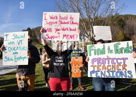 Demonstration von Lehrern aus Vermont, um gegen Änderungen ihrer öffentlich finanzierten Pensionspläne zu protestieren, Vermont State House, Montpelier, VT, USA. Stockfoto