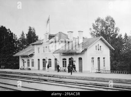 Der Bahnhof wurde 1867 eröffnet. Der Name war früher Åmot. Das zweistöckige Bahnhofsgebäude im Jahr brick,1917 änderte den Namen in Åmotors. Das Bahnhofshaus wurde 1944 modernisiert. Mechanisches Übersetzungsverhältnis. Stockfoto