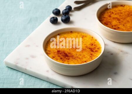 Spanische Crema catalana. Creme Brulee. Traditionelles Dessert mit französischer Vanillecreme. Gebrannte Sahne, gebrannte oder Trinity Creme. Reichhaltige Custard-Basis mit Schicht aus gehärtetem karamellisiertem Zucker. Stockfoto