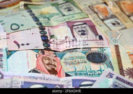 Sammlung von Saudi-Arabiens Geldhintergrund, verschiedene saudische Riyal Sammlung von 100, 50, 20, 10, 5 und 1 Riyal, selektiver Fokus auf saudisches Geld. Stockfoto