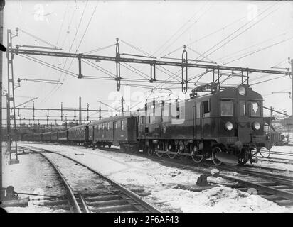 SJ. DS 291 Lokomotive im Zug.Hersteller: ASEA 1933 Fertigung: 624antal: 333 Stk. Wirkung: 1,840 kW. Länge: 13 m. Wellenreihenfolge: 1C1 Betriebsgewicht: 80 Tonnen SJ. DS 291 Lokomotive mit dem Zug.N 1934 DS, ab 1948 DK, ab 1958 Sie, ab 1966 DK, ab 1966 Sie. Malmö 1975-78. 1979 Angesaugt. 1979 in Vislanda verschrottet. Stockfoto