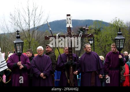 Während der Karwoche findet im marianischen Heiligtum der Passion in Kalwaria Zebrzydowska ein Ablass statt, der vom Geheimnis des Meki des Herrn begleitet wird. Viele Pilger aus Polen und dem Ausland kommen zur Zeremonie. Das Marienheiligtum in Kalwaria Zebrzydowska ist einer der ältesten und berühmtesten Wallfahrtsorte Polens. Stockfoto