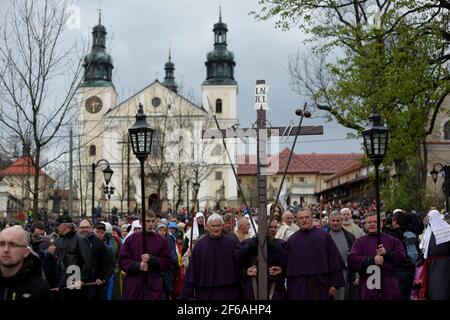 Während der Karwoche findet im marianischen Heiligtum der Passion in Kalwaria Zebrzydowska ein Ablass statt, der vom Geheimnis des Meki des Herrn begleitet wird. Viele Pilger aus Polen und dem Ausland kommen zur Zeremonie. Das Marienheiligtum in Kalwaria Zebrzydowska ist einer der ältesten und berühmtesten Wallfahrtsorte Polens. Stockfoto