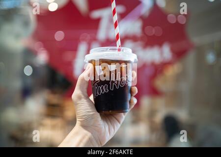 Bangkok, Thailand - 13. Juni 2020: Tim Hortons Kaffeetasse in der Hand. Stockfoto