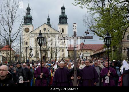 Kalwaria Zebrzydowska, Polen. 13th April 2017. Während der Karwoche findet im marianischen Heiligtum der Passion in Kalwaria Zebrzydowska ein Ablass statt, der vom Geheimnis des Meki des Herrn begleitet wird. Viele Pilger aus Polen und dem Ausland kommen zur Zeremonie. Das Marienheiligtum in Kalwaria Zebrzydowska ist einer der ältesten und berühmtesten Wallfahrtsorte Polens. Kredit: Jarek Praszkiewicz/SOPA Images/ZUMA Wire/Alamy Live Nachrichten Stockfoto