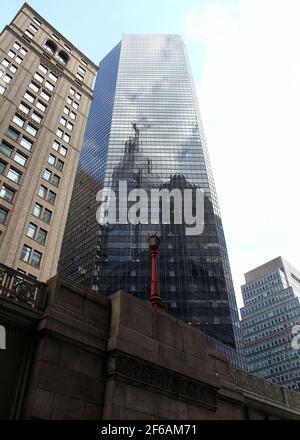 Fassade des Bürohochhauses an der 101 Park Avenue, Blick vom Pershing Square auf den Viadukt, New York, NY, USA Stockfoto