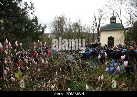 Kalwaria Zebrzydowska, Polen. 13th April 2017. Die Pilger gehen durch die Felder und Wälder rund um das Heiligtum von Kalwaria Zebrzydowska, wandern und halten an jeder Station der Kreuzung auf dem Kreuzweg.während der Karwoche wird im Passionsheiligtum in Kalwaria Zebrzydowska ein Ablass abgehalten, Das vom Geheimnis des Meki des Herrn begleitet wird. Viele Pilger aus Polen und dem Ausland kommen zur Zeremonie. Das Marienheiligtum in Kalwaria Zebrzydowska ist einer der ältesten und berühmtesten Wallfahrtsorte Polens. (Bild: © Jarek Praszkiewicz/SOPA IMA Stockfoto