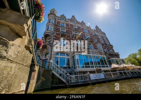 Amsterdam, Niederlande - 02. Juli 2018: Blick auf die Häuser am Ufer von Amsterdam Stockfoto