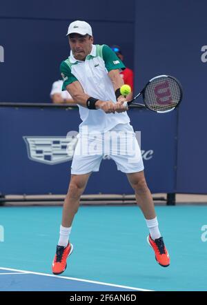 Miami, Vereinigte Staaten Von Amerika. März 2021, 30th. MIAMI GARDENS, FLORIDA - MÄRZ 30: Roberto Bautista Agut aus Spanien gibt einen Schuss an John Isner aus den Vereinigten Staaten während der Miami Open im Hard Rock Stadium am 30. März 2021 in Miami Gardens, Florida zurück. (Foto von Alberto E. Tamargo/Sipa USA) Quelle: SIPA USA/Alamy Live News Stockfoto