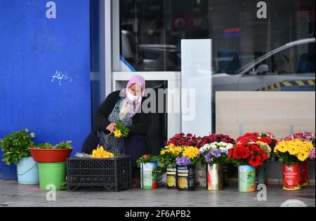 Istanbul, Türkei. März 2021, 30th. Ein Anbieter mit Gesichtsmaske wartet auf Kunden in Istanbul, Türkei, 30. März 2021. Die Türkei meldete am Dienstag 37.303 neue COVID-19-Fälle und brach damit ihren Rekord an eintägigen Infektionen seit Ausbruch der Pandemie im vergangenen Jahr. Quelle: Xu Suhui/Xinhua/Alamy Live News Stockfoto