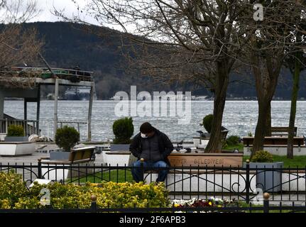 Istanbul, Türkei. März 2021, 30th. Ein Mann mit Gesichtsmaske ruht in einem Park in Istanbul, Türkei, 30. März 2021. Die Türkei meldete am Dienstag 37.303 neue COVID-19-Fälle und brach damit ihren Rekord an eintägigen Infektionen seit Ausbruch der Pandemie im vergangenen Jahr. Quelle: Xu Suhui/Xinhua/Alamy Live News Stockfoto