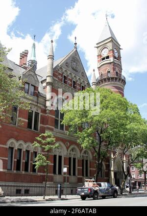 Jefferson Market Library, Zweigstelle der NYPL, ursprünglich 1877 als Gerichtsgebäude erbaut, historisches Wahrzeichen in Greenwich Village, New York, NY Stockfoto
