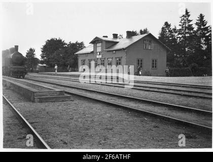 Hässleholms-Markaryds Bahnhof Barnum 22/7-1924. Bahnhof erbaut 1889 von WHJ, Vittsjö - Hässleholms Eisenbahn. Bahnhof mit Bahnhofshäusern von 1890. Es gibt in 1991 links und ist jetzt vermietet. Links sind auch Nebengebäude, Ladekönig, Warenmagazin und Frachtpier. Persönliche Zugpausen aus dem Sommertisch 1977 geblopft. Der Bahnhof wurde 1889 festgelegt. Eineinhalb Volumen verputztes Bahnhofsgebäude. Stockfoto