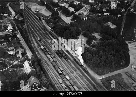 Luftaufnahme des Bahnhofs Åmål. Der Bahnhof Åmår wurde 1879 eröffnet. Stationhouse war ursprünglich ein zweistöckiges Ziegelgebäude. 1910 und 1930s wurde O modernisiert Statationshuset. Stockfoto