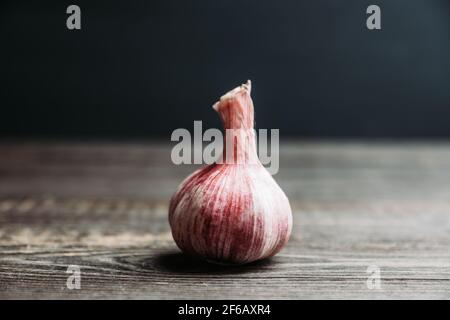 Knoblauchzehen auf dem rustikalen Hintergrund. Selektiver Fokus. Geringe Schärfentiefe. Stockfoto