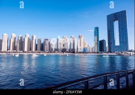 Panoramablick auf die Kreuzfahrtschiffe und Wolkenkratzer am yachthafen von dubai, aufgenommen von der Ain Dubai auf den Blue Water Islands, Dubai, VAE. Stockfoto