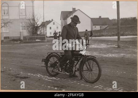 Fotografie aus "Beschreibung der Herstellung in der Zahnarztwerkstatt der Staatsbahn in Nässjö", 1932.Mann mit Doppelbeinprothesen starten Motorrad. Stockfoto