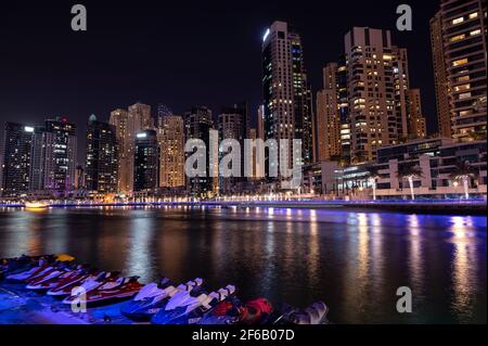 Dez 28, 2020 ,Dubai, VAE.Panoramablick auf die wunderschön beleuchteten Himmel Schrotthimmel, Apartments und Hotels von der Marina Mall, Dubai, VAE aufgenommen. Stockfoto