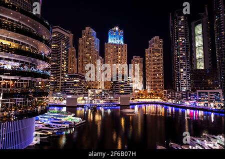 Dez 28, 2020 ,Dubai, VAE.Panoramablick auf die wunderschön beleuchteten Himmel Schrotthimmel, Apartments und Hotels von der Marina Mall, Dubai, VAE aufgenommen. Stockfoto