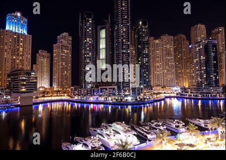 Dez 28, 2020 ,Dubai, VAE.Panoramablick auf die wunderschön beleuchteten Himmel Schrotthimmel, Apartments und Hotels von der Marina Mall, Dubai, VAE aufgenommen. Stockfoto