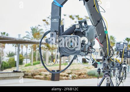 Professionelle Ausrüstung zum Filmen von Fernsehsendungen und Filmen. Videokamera auf Spezialkran. Stockfoto
