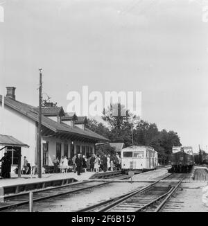 Ljungby Bahnhof eröffnet im Jahr 1878 durch die schmale Schiene, 1067 mm, Karlshamn - Vislanda - Bolmen Schiene, KVBJ. Assoziationsstation mit der normalen Fahrbahn, 1435 mm, Skåne - Småland-Eisenbahn, SSJ. Das Bild zeigt das neue Bahnhofshaus, kombiniert mit dem Busbahnhof. Stockfoto