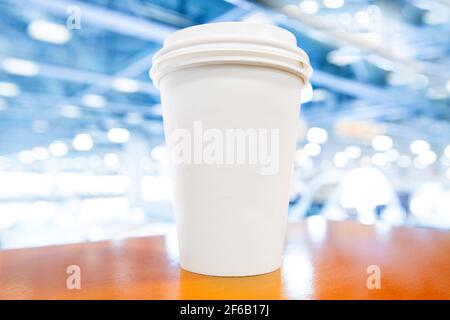 Nahaufnahme Kaffeetasse nehmen weg auf Tisch über Bokeh Hintergrund. Hochwertige Fotos Stockfoto