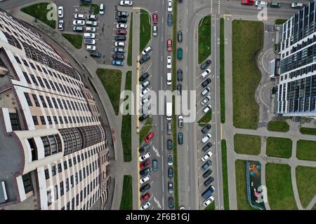 Straße mit Autos in der Nähe des mehrstöckigen Gebäudes von oben Stockfoto