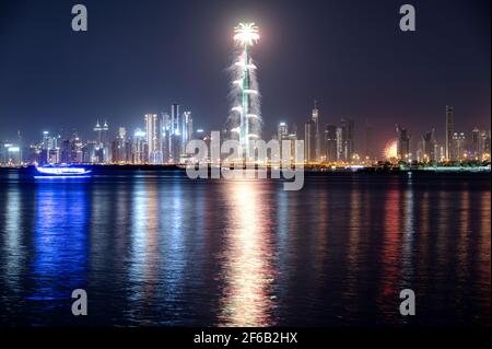 Januar 2021, Dubai, vae. BLICK AUF DAS SPEKTAKULÄRE FEUERWERK AM BURJ KHALIFA, DAS IM NEUEN JAHR 2021 MIT DEN FARBEN DER FLAGGE DER VEREINIGTEN ARABISCHEN EMIRATE BELEUCHTET WURDE Stockfoto