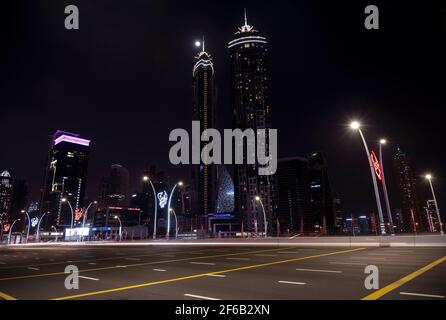 JANUAR 2021, DUBAI VAE. Das V Hotel wurde nachts auf der geschäftigen sheikh zayed Road in Dubai, VAE, festgehalten. Langzeitbelichtung. La Perle Event Hotel Stockfoto