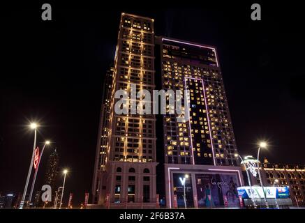 JANUAR 2021, DUBAI VAE. Das V Hotel wurde nachts auf der geschäftigen sheikh zayed Road in Dubai, VAE, festgehalten. Langzeitbelichtung. La Perle Event Hotel Stockfoto