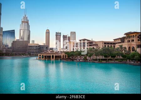 JANUAR 2021, Dubai, VAE. Wunderschöne Aussicht auf den Souk al bahar, das dubai Einkaufszentrum, Hotels und andere Gebäude, die im Erholungsboulevard-Bereich gefangen sind Stockfoto