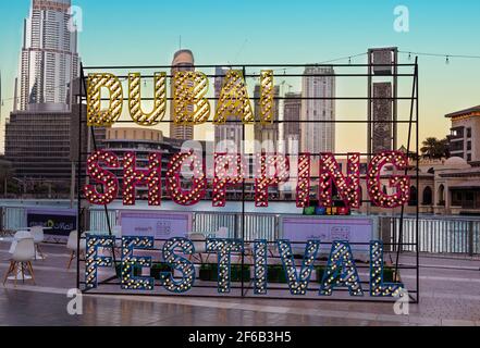 Januar 2021, dubai, vae. Dubai Shopping Festival Display auf dem belebten Freizeitmarkt im Burj Park, Dubai, VAE während des Shopping Festivals. Stockfoto