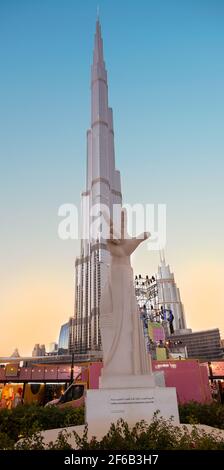 JANUAR 2021, DUBAI, VAE. Statue einer Hand, die das Siegeszeichen mit dem Burj Khalifa im Hintergrund zeigt, aufgenommen auf dem Etisalat DSF-Markt im Burj Park Stockfoto