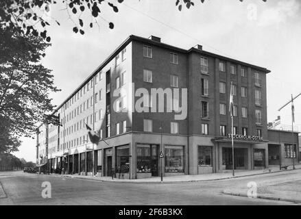 Stockholms östliches neues Bahnhofshaus am Eröffnungstag 15/10 1932.stationshuset Vallhallavägen 77 und 75 und das Wohnhaus 7? Fertig. Hinter der Biegung ist keine 71, 69, 67 und 65 noch unentwickelt. Hinweis: Auf der linken Linie 5 zusätzliche Anhänger auf Setup. Track für 'Streit'. An dem Tag ging MV allein. Stockfoto