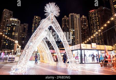 JANUAR 2021, DUBAI, VAE. Wunderschön beleuchtete Dekorationen für das Dubai Shopping Festival auf dem belebten Etisalat DSF Markt im Burj Park Stockfoto