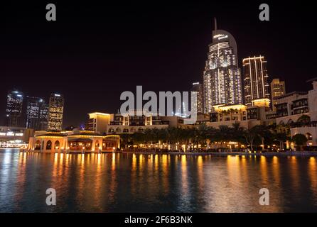 JANUAR 2021, Dubai, VAE. Wunderschöner Blick auf den beleuchteten Souk al bahar, das einkaufszentrum von dubai, die Skyline des Hotels in der Dubai Mall, Dubai Stockfoto