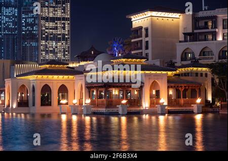 JANUAR 2021, Dubai, VAE. Wunderschöne Aussicht auf das Restaurant Thiptara im Souk al bahar und andere Gebäude, die im Einkaufszentrum Dubai, Dubai, VAE, gefangen genommen wurden. Stockfoto