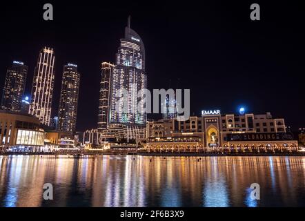 JANUAR 2021, Dubai, VAE. Wunderschöne Aussicht auf den beleuchteten Souk al bahar, das dubai Mall, das Adresshotel und andere Gebäude, die nachts festgehalten wurden Stockfoto