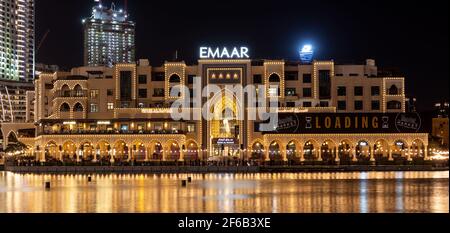 JANUAR 2021, Dubai, VAE. Wunderschöne Aussicht auf den beleuchteten Souk al bahar, aufgenommen am Dubai Mall Boulevard, Burj Park, Dubai, VAE. Stockfoto