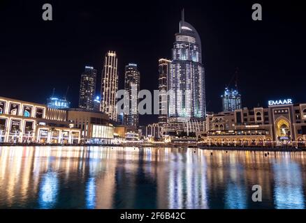 JANUAR 2021, Dubai, VAE. Wunderschöner Blick auf den beleuchteten Souk al bahar, das dubai Mall, das Adresshotel und andere Gebäude, die in der Dubai Mall gefangen sind Stockfoto