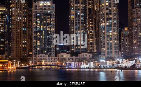 JANUAR 2021, DUBAI, VAE. Wunderschön beleuchtete Dekorationen für das Dubai Shopping Festival auf dem belebten etisalat dsf Markt im burj Park Stockfoto