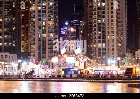 JANUAR 2021, DUBAI, VAE. Wunderschöne Aussicht auf das beleuchtete Adresshotel, den Souk al bahar, das einkaufszentrum dubai und andere Gebäude, die im Einkaufszentrum Dubai eingefangen wurden Stockfoto