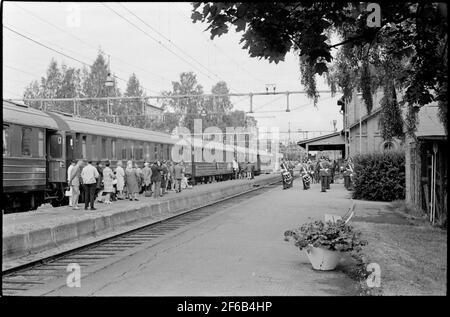 Der Dollarzug macht eine Residenz am Bahnhof Sollefteå. Das Musikkorps von I21 begrüßt die Passagiere Herzlich Willkommen. Stockfoto