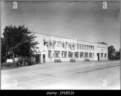 Büro, Garage und Werkstatt für Busse. Stockholm County Omnibus ab, SLO (Stockholm-Råslagens Railway, SRJ). Stockfoto