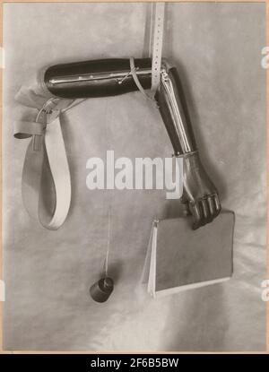 Fotografie aus "Beschreibung der Herstellung in der Prothesenwerkstatt der Staatsbahn in Nässjö", 1932.Armprothese gripability wird demonstriert. Stockfoto
