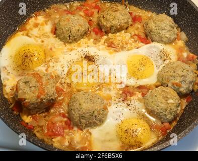 Keto-Diät. Hausgemachtes Frühstück mit gebratenen Fleischbällchen, Tomaten, Frühlingszwiebeln, Eiern in der Pfanne. Keto, Paleo Food. Gesunde Ernährung Stockfoto