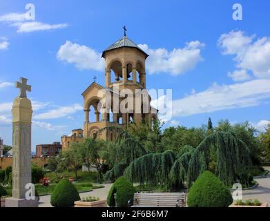 Georgien. Tiflis. Kirche auf dem Gebiet der Kathedrale der Heiligen Dreifaltigkeit, Sameba. Stockfoto